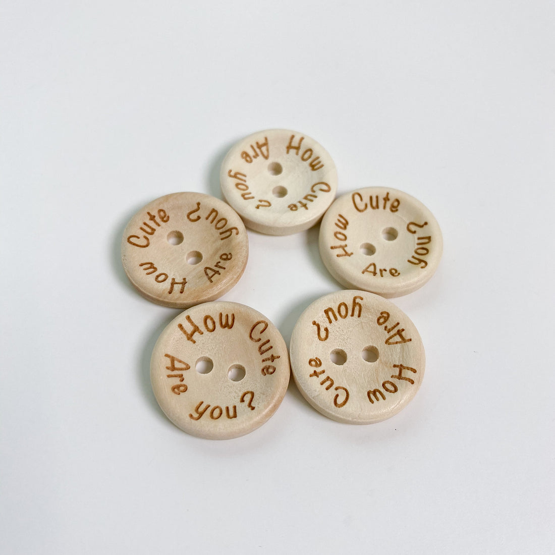 Bouton en bois "HCAY" différentes tailles (pack de 5)