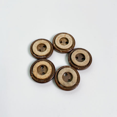 Bouton en noix de coco avec bordure de différentes tailles (paquet de 5)